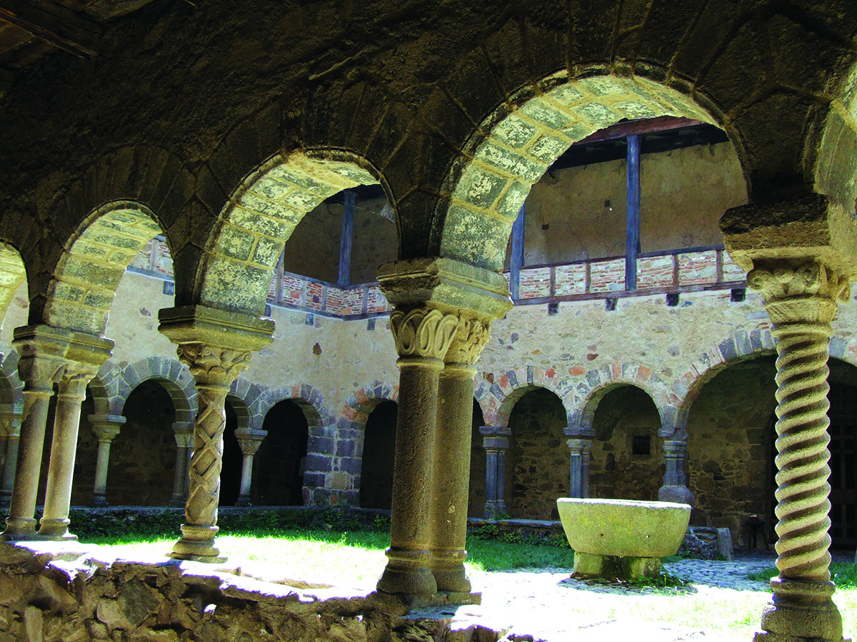 Clotre de Lavaudieu de la basilique Saint Julien de Brioude